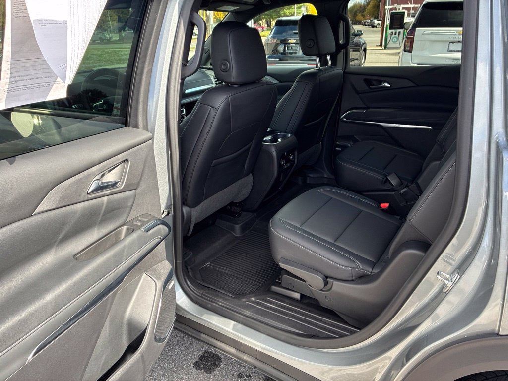 Used 2024 Chevrolet Traverse LT w/ Enhanced Driving Package AWD/4WD image 42