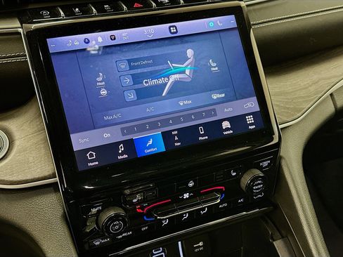 Used 2023 Jeep Grand Cherokee Limited w/ Black Appearance Package image 24