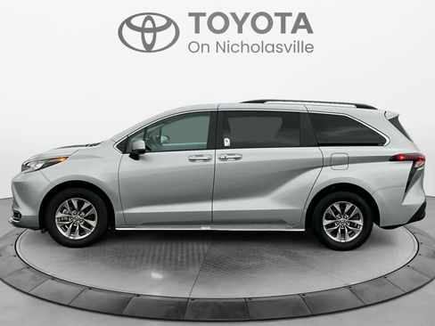 Used 2025 Toyota Sienna XLE image 3