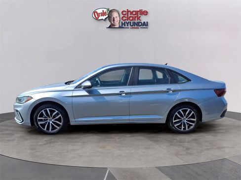Used 2025 Volkswagen Jetta SE image 2