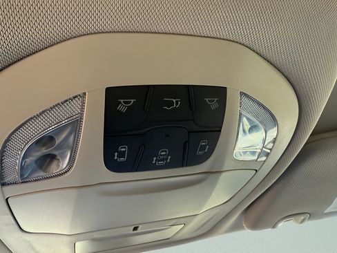Used 2024 Chrysler Pacifica Touring-L FWD image 16