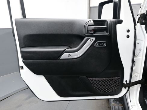 Used 2018 Jeep Wrangler Rubicon w/ Power Convenience Group image 9