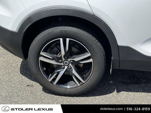 Used 2023 Volvo XC40 B5 Plus image 8