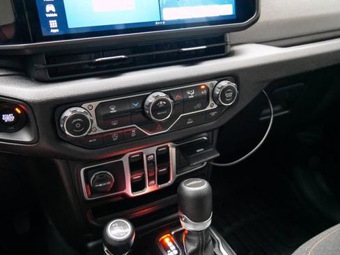 Used 2025 Jeep Gladiator Sport AWD/4WD image 21