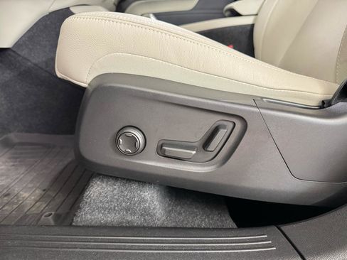 Used 2024 Volvo XC40 B5 Ultimate w/ Climate Package image 15