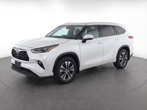 Used 2021 Toyota Highlander XLE image 3
