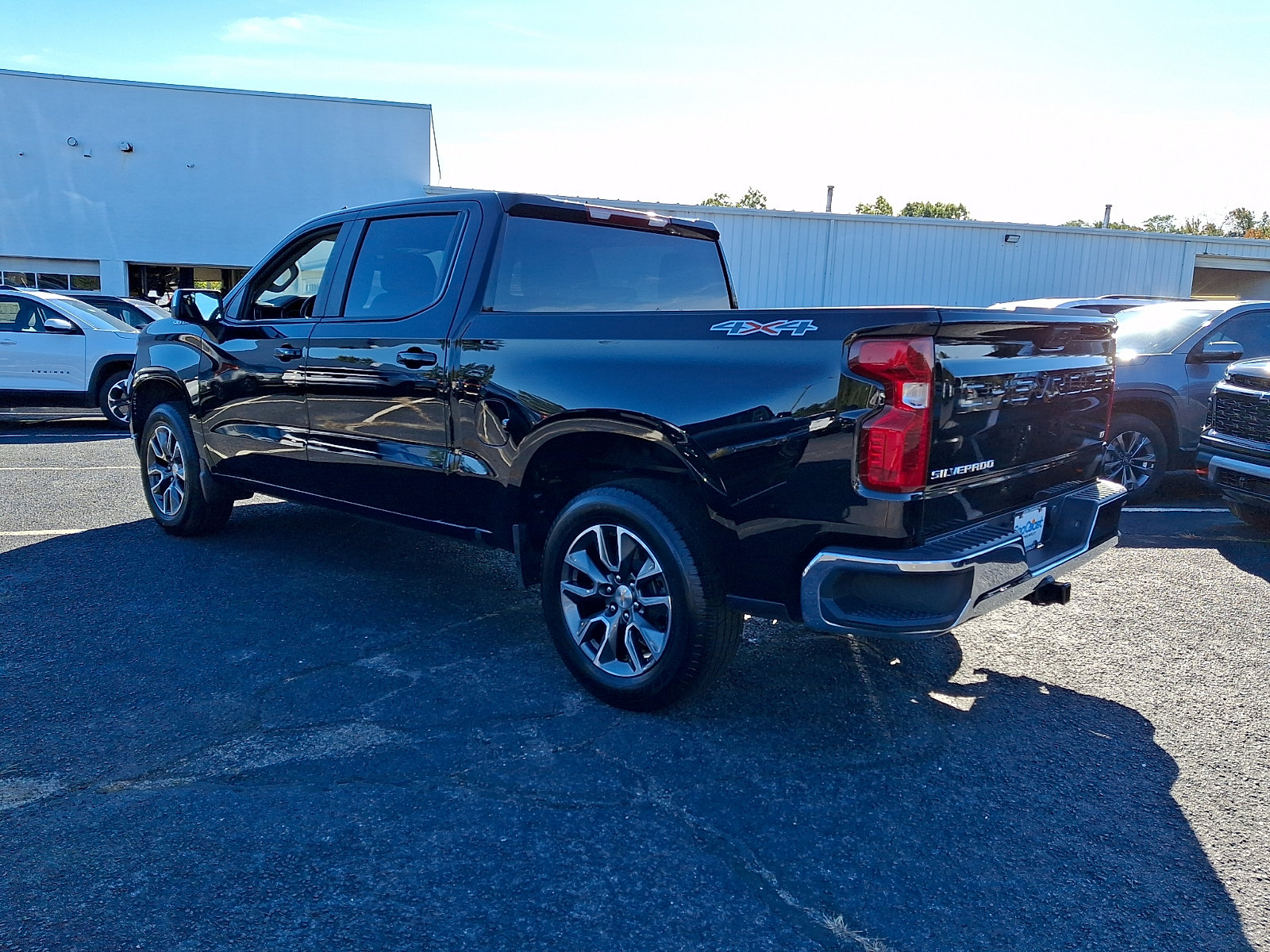 Used 2025 Chevrolet Silverado 1500 LT AWD/4WD image 4