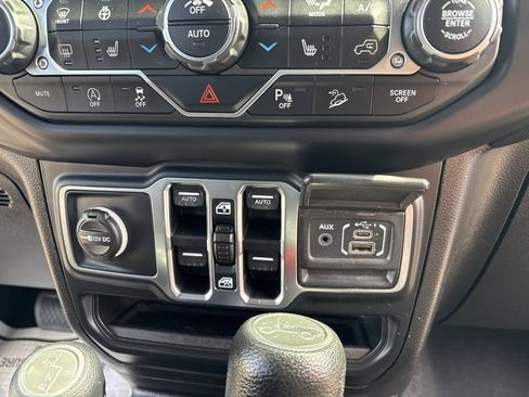 Used 2018 Jeep Wrangler Unlimited Sport S AWD/4WD image 21