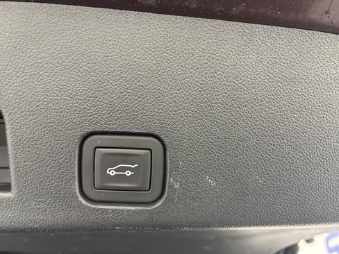 Used 2025 GMC Acadia Elevation image 7