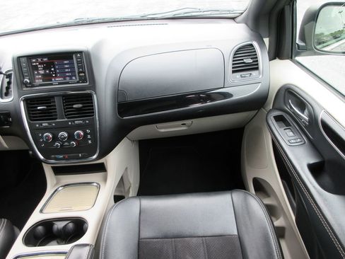 Used 2020 Dodge Grand Caravan SXT FWD image 17