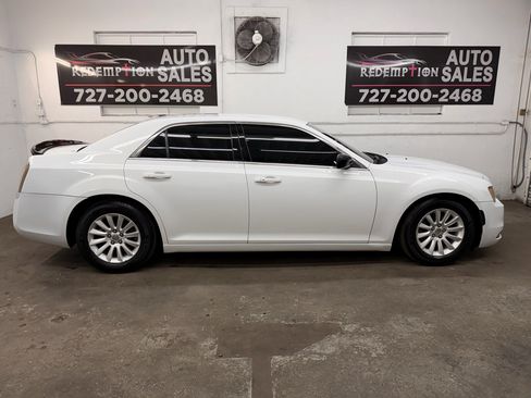 Used 2014 Chrysler 300 image 2
