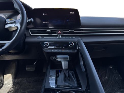 Used 2022 Hyundai Elantra Limited FWD image 11