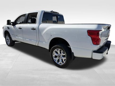 Used 2024 Nissan Titan SV w/ SV Convenience Package image 5