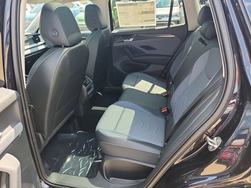 New 2025 Volkswagen Tiguan SE image 11