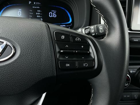 Used 2025 Hyundai Venue SEL image 35