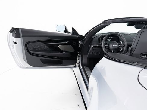Used 2024 Aston Martin DB12 Convertible image 18