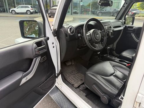 Used 2015 Jeep Wrangler Unlimited Sahara w/ Connectivity Group AWD/4WD image 10