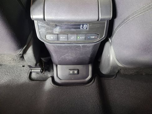 Used 2021 Toyota Highlander LE AWD/4WD image 17