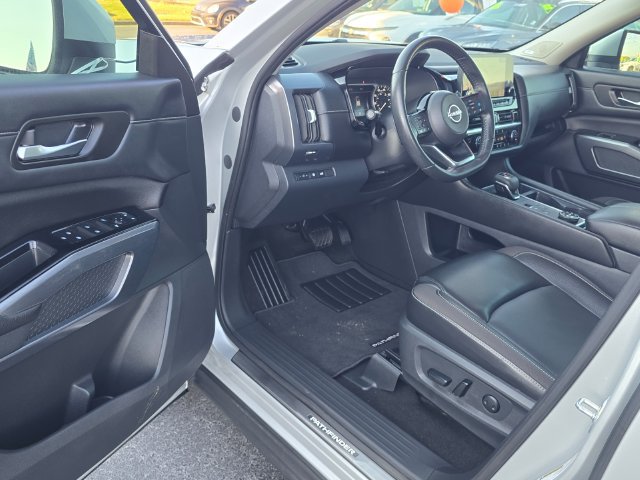 Certified 2024 Nissan Pathfinder SL w/ SL Premium Package AWD/4WD image 9