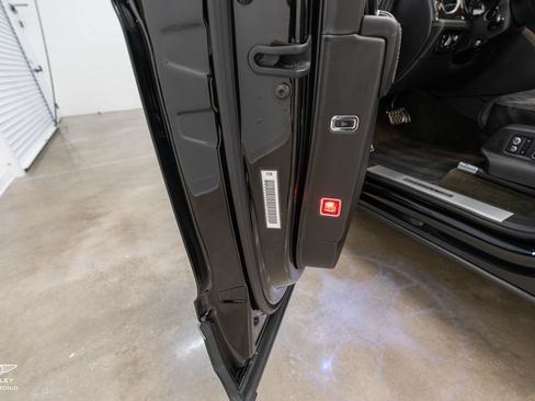 Used 2017 Bentley Bentayga AWD/4WD image 22
