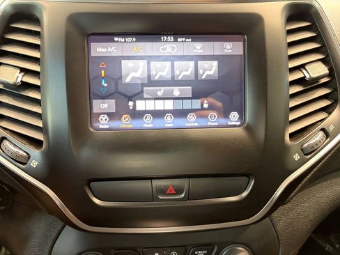 Used 2019 Jeep Cherokee Latitude AWD/4WD image 23