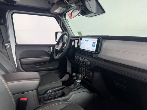 Used 2025 Jeep Wrangler Unlimited Sahara AWD/4WD image 33