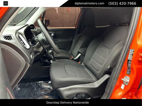 Used 2018 Jeep Renegade Latitude w/ Popular Equipment Group image 18