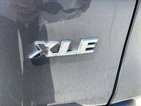 Used 2021 Toyota RAV4 XLE w/ Convenience Package FWD image 10