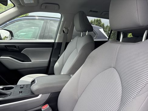 Used 2023 Toyota Highlander L FWD image 36