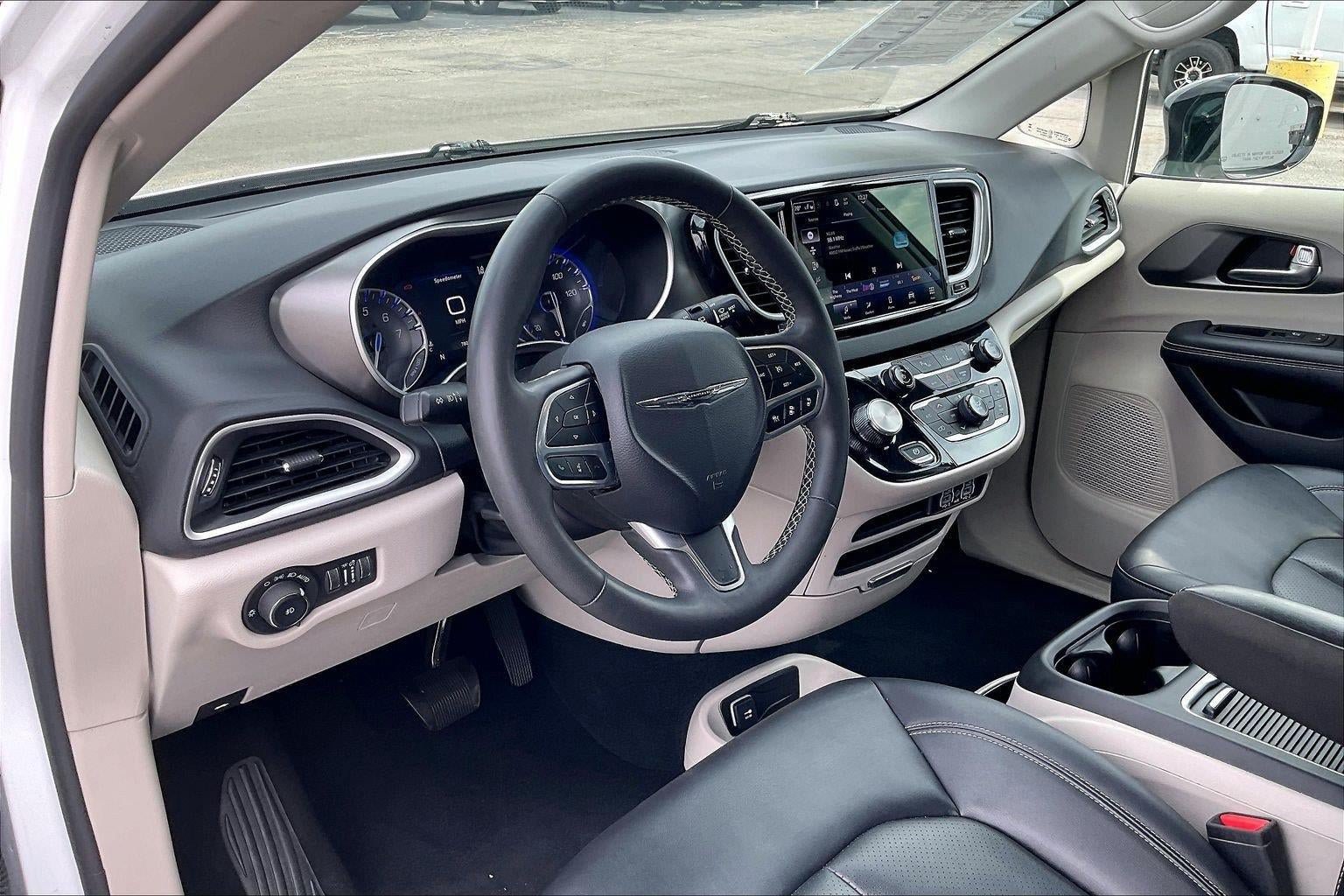 Used 2024 Chrysler Pacifica Touring-L FWD image 14