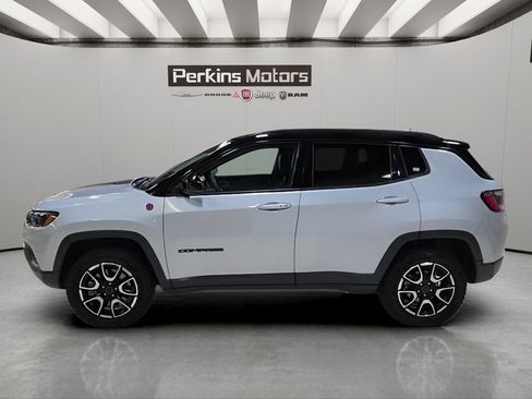Certified 2025 Jeep Compass Trailhawk AWD/4WD image 2