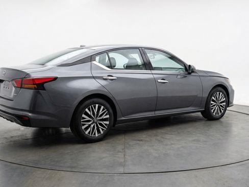 Used 2025 Nissan Altima 2.5 SV image 9