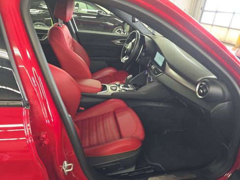 Used 2024 Alfa Romeo Giulia Veloce image 9