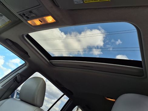 Used 2011 Toyota Highlander SE w/ Tow Pkg AWD/4WD image 5