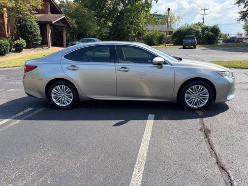 Used 2015 Lexus ES 350 w/ Luxury Package FWD image 4
