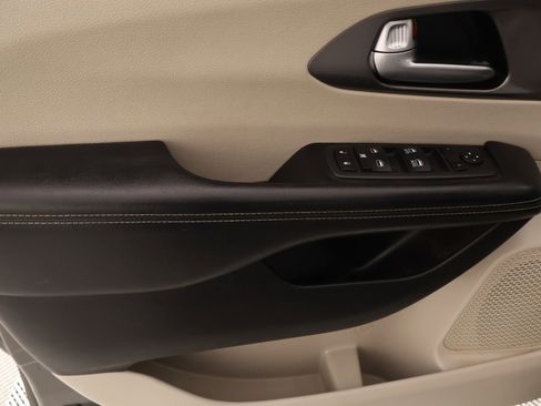Used 2022 Chrysler Pacifica Touring-L FWD image 16