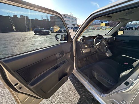 Used 2010 Scion xB image 9