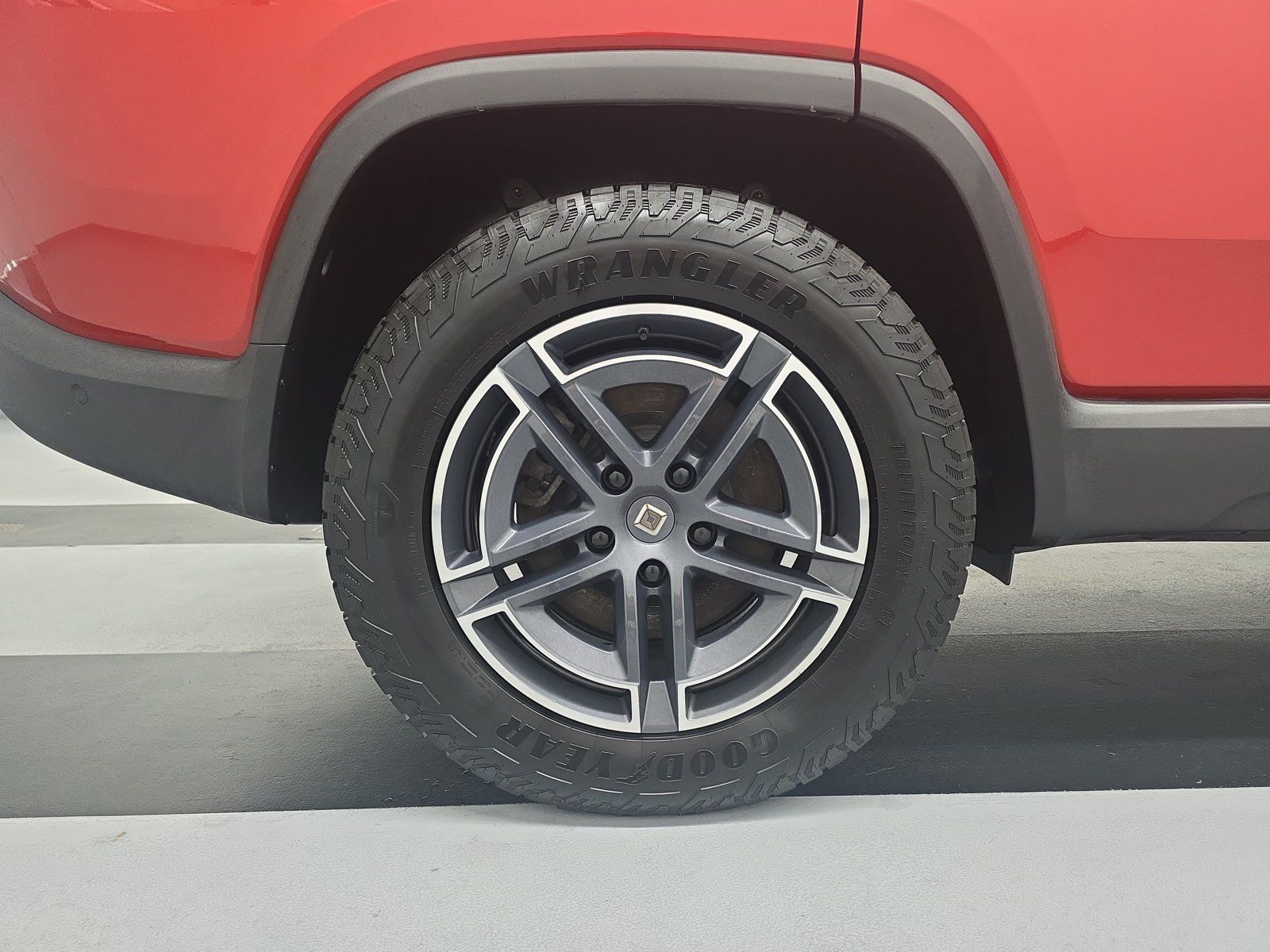 Used 2025 Rivian R1S Adventure Dual AWD/4WD image 12