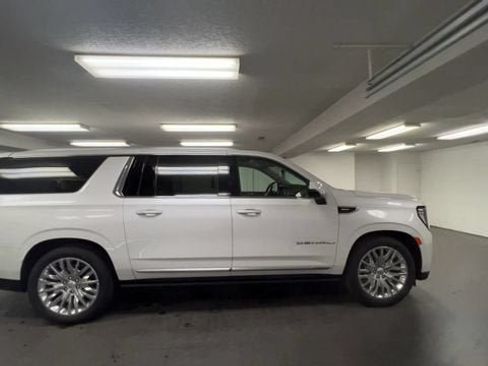 Certified 2023 GMC Yukon XL Denali w/ Denali Reserve Package AWD/4WD image 9