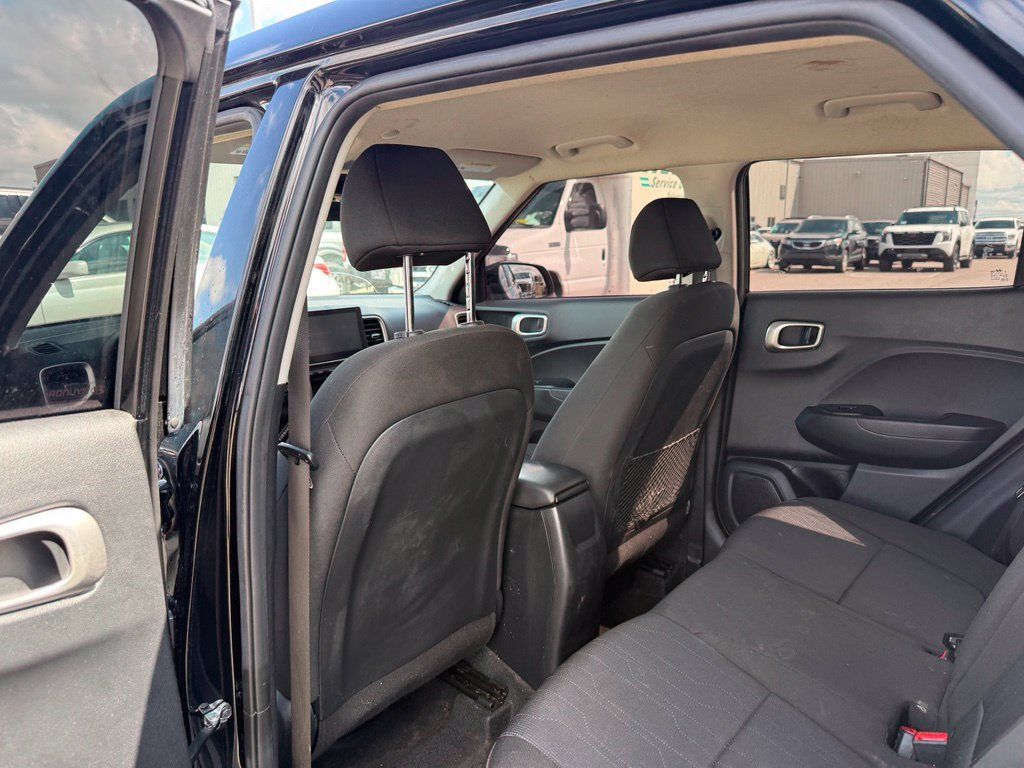 Used 2025 Hyundai Venue SE FWD image 8