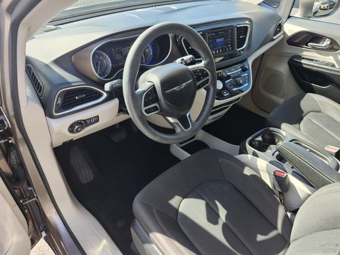 Used 2018 Chrysler Pacifica Touring Plus w/ Tire & Wheel Group image 4