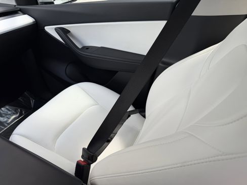 Used 2022 Tesla Model Y Long Range image 20