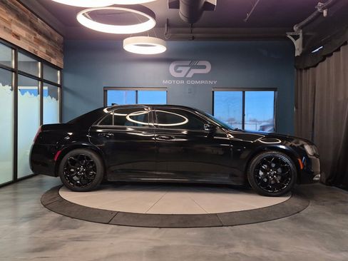 Used 2021 Chrysler 300 Touring L image 2