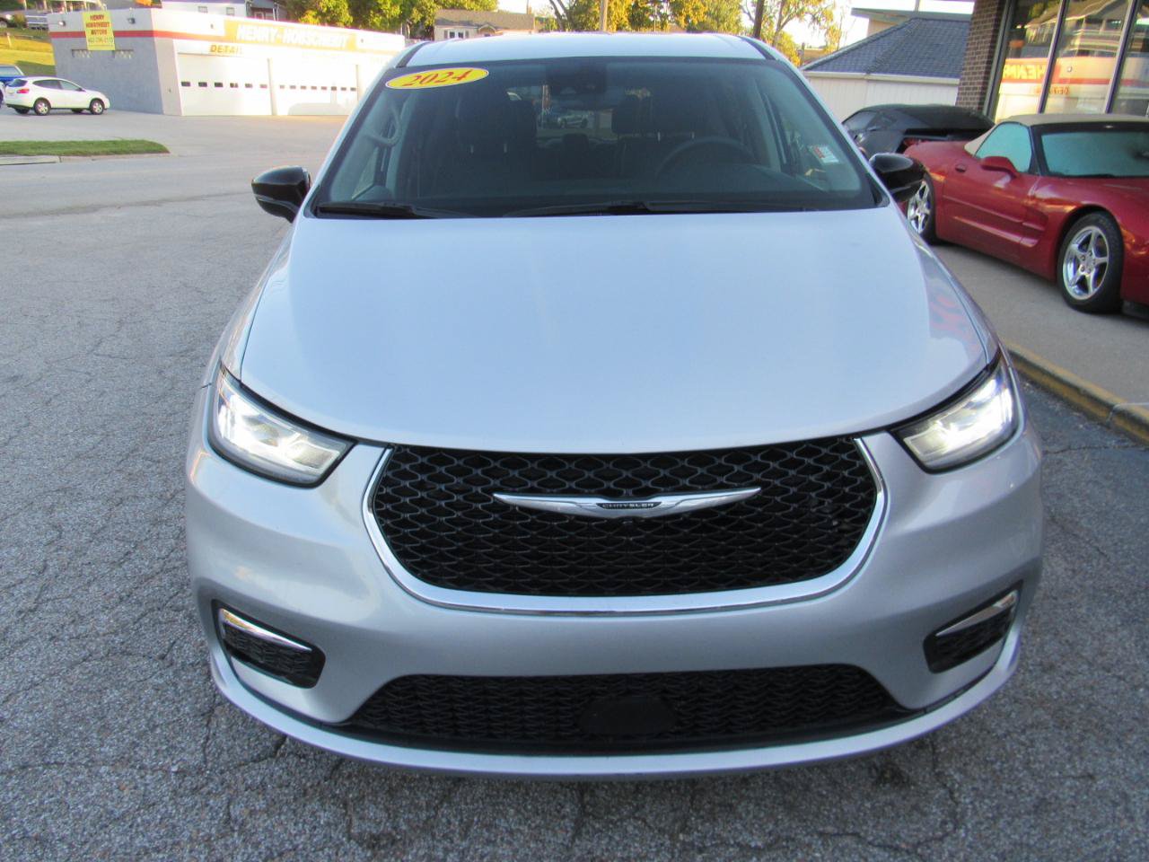Used 2024 Chrysler Pacifica Touring-L FWD image 2