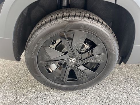 New 2026 Volkswagen Taos SE FWD image 11