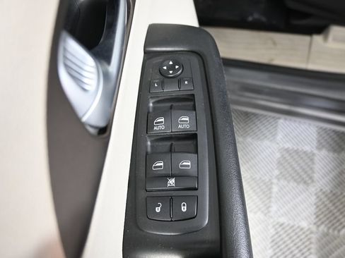 Used 2019 Chrysler Pacifica Touring-L FWD image 21