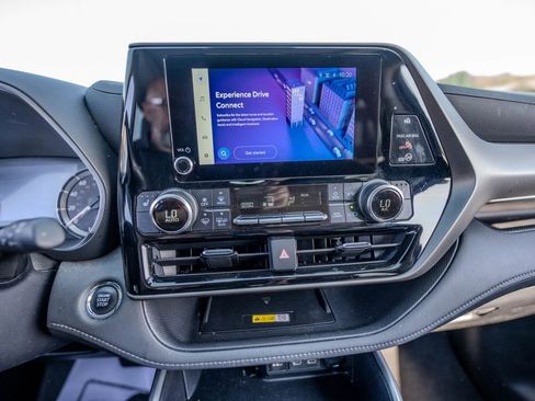 Used 2023 Toyota Highlander XLE image 16