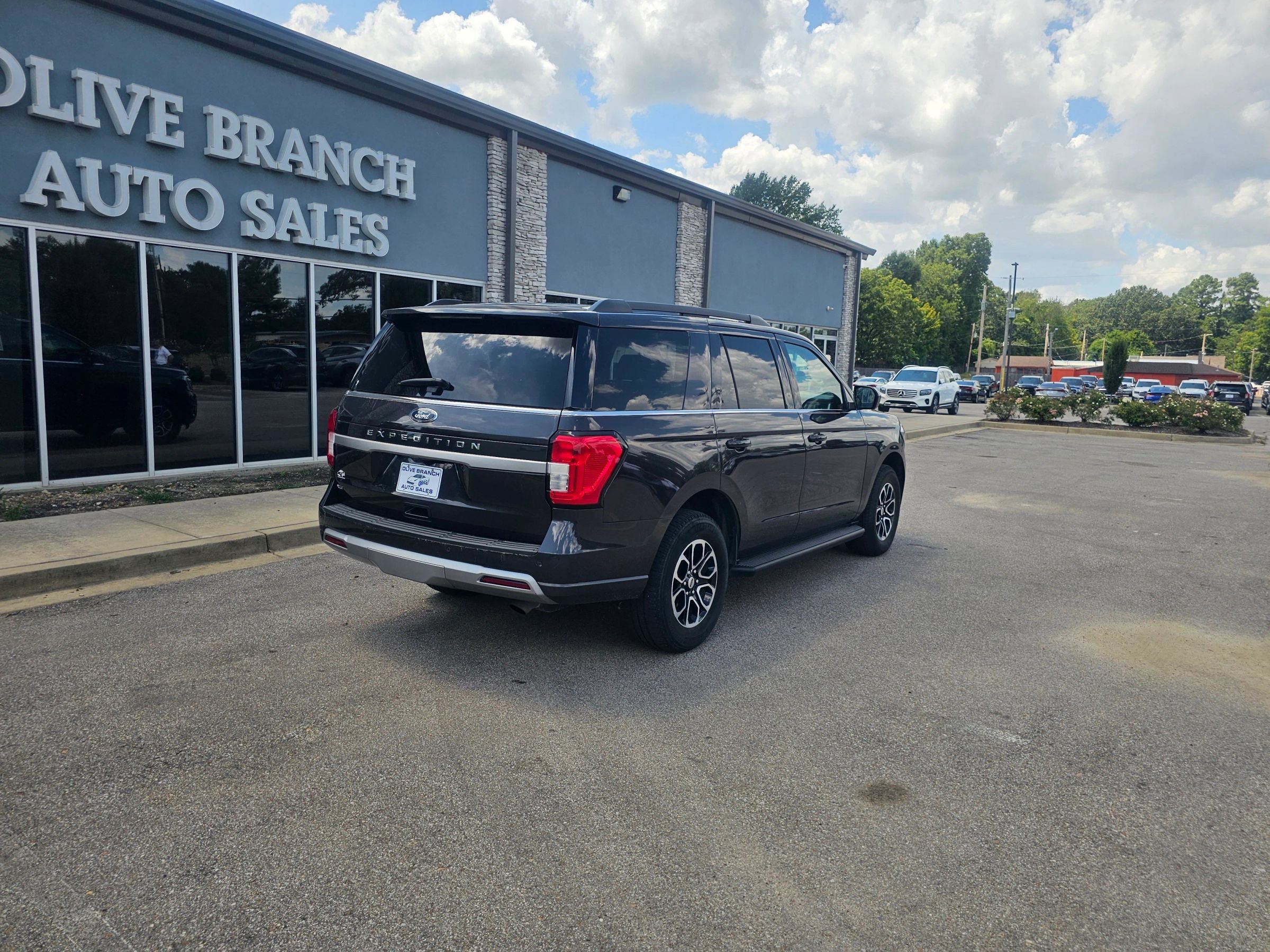Used 2024 Ford Expedition XLT RWD image 8