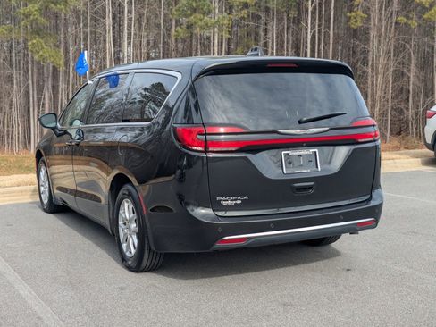 Used 2023 Chrysler Pacifica Touring-L image 5