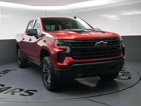 Used 2025 Chevrolet Silverado 1500 LT Trail Boss w/ Dark Appearance Package AWD/4WD image 3